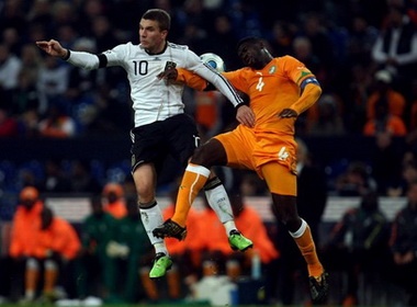 Podolski giup DT Duc thoat thua o ‘gio chet’ hinh anh