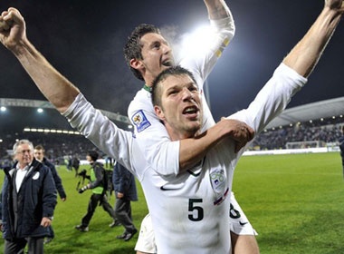 Thu tuong Slovenia danh giay cho cac cau thu hinh anh