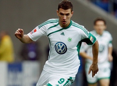 Juve va AC Milan bi mat tiep can Dzeko hinh anh