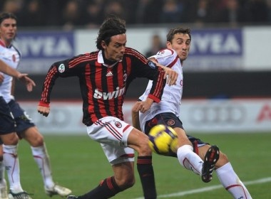 Milan ha Cagliari trong dai tiec o San Siro hinh anh