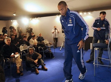 Henry suyt chia tay DT Phap vi 'Ban tay ban' hinh anh