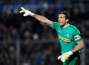 Buffon 'che' Juve va Inter, ca ngoi AC Milan hinh anh