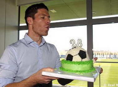 Dong doi mung sinh nhat Alonso ngay tai san tap hinh anh