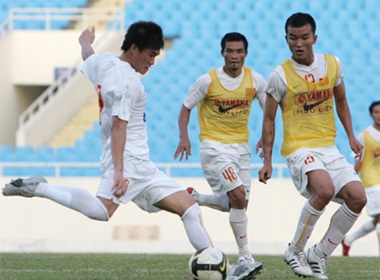 Cong Vinh nhan the vang trong mau ao Leixoes hinh anh