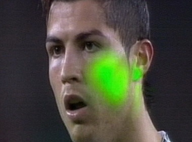 CDV Barca 'choi xau' Ronaldo bang tia laser hinh anh