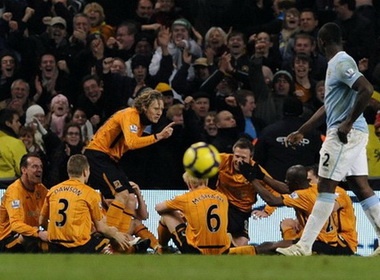 Pha an mung hai huoc o Premier League hinh anh