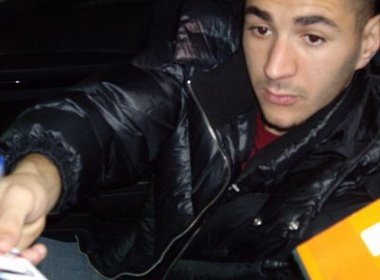 Benzema hut chet vi tai nan xe hoi hinh anh