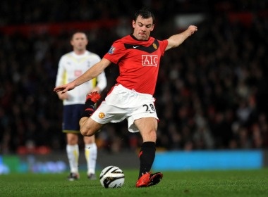 MU vao ban ket Carling voi cu dup cua Gibson hinh anh