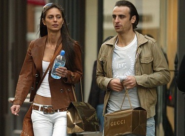 Berbatov bi tong tien o que nha hinh anh