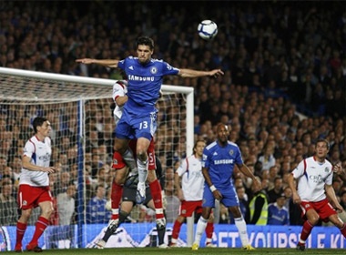 Manchester City - Arsenal: Cuu canh cua M.Hughes hinh anh