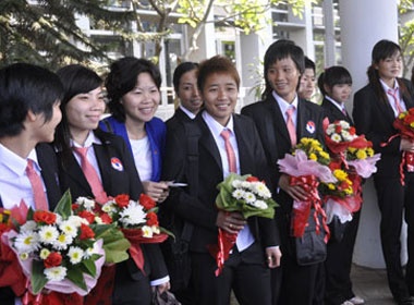 Tuyen nu VN duoc chao don nong nhiet tai Lao hinh anh