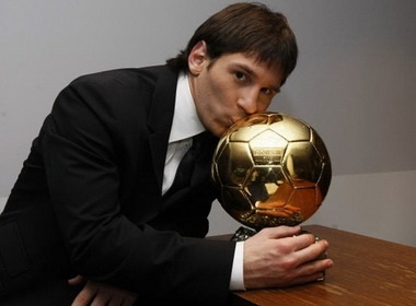 Messi chinh thuc nhan Qua bong vang hinh anh