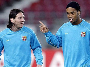Ronaldinho duoc bau la cau thu xuat sac nhat thap ky hinh anh