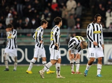 Juve guc nga, Ferrara doi mat voi 'an tu' hinh anh