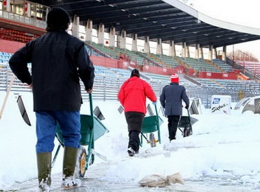Bon tran dau Serie A bi hoan vi bao tuyet hinh anh