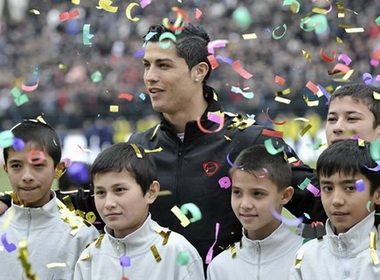 Cristiano Ronaldo duoc don tiep trong thi o Uzbekistan hinh anh