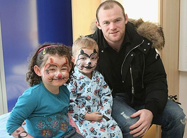 Rooney va Owen lam ong gia Noel hinh anh