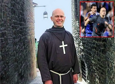 Trong tai bat tran Chelsea - Barca treo coi di tu hinh anh