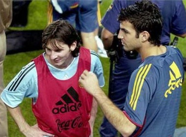 Fabregas chuc mung thanh qua cua Messi hinh anh