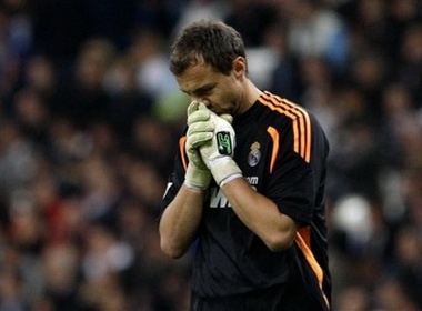 Dudek ‘tru eo’ Casillas hinh anh