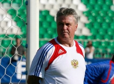 Juve va canh bac tat tay voi Hiddink hinh anh