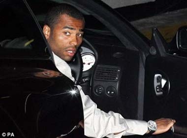 Ashley Cole ra hau toa hinh anh