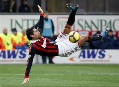 Milan vui dap Genoa trong tran khai xuan hinh anh