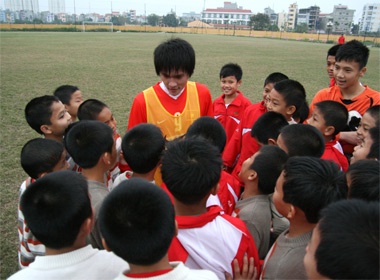 Cong Vinh bi 'vay' tren san tap hinh anh