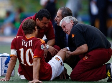 Totti khong kip tro lai tran gap Juve hinh anh