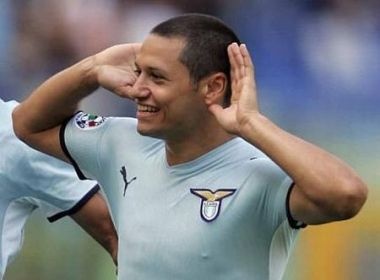 Lazio cang thang vi HLV va Zarate hinh anh