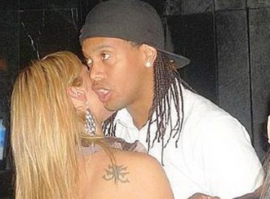 Ronaldinho ‘quay’ tung bung sau tran thang Juve hinh anh