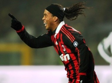 Milan thang tien, Chievo thach thuc Juve hinh anh