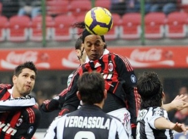 Milan thang gion truoc Siena hinh anh