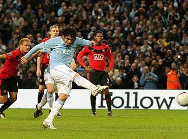 Tevez ruc sang, Man City loi nguoc dong truoc MU hinh anh
