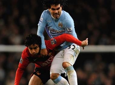 Gary Neville ‘thoi lua’ vao tran derby thanh Manchester hinh anh