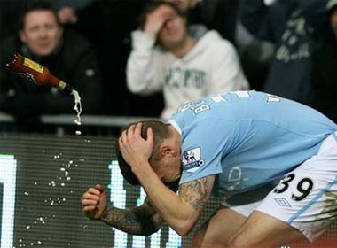 MU doi mat voi an phat sau su co tai Carling Cup hinh anh