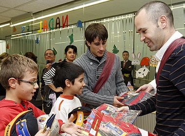 Ban thang cua Iniesta gay bung no dan so hinh anh