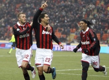 Milan tro lai, Inter gap kho hinh anh