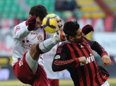 Milan bi ‘cua diem’ ngay tai San Siro hinh anh