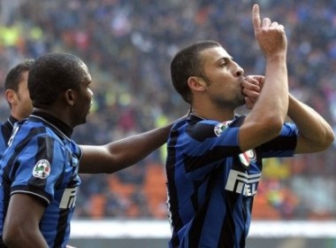 Inter vui dap Cagliari, Milan tiep tuc om han hinh anh