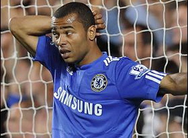 Ashley Cole bi phat tien vi vu be boi sex hinh anh
