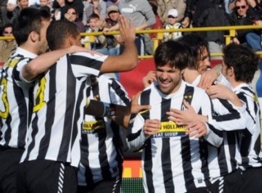 Ha guc Bologna, Juve tro lai top 4 hinh anh