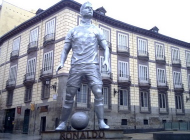 Cristiano Ronaldo duoc dung tuong hinh anh