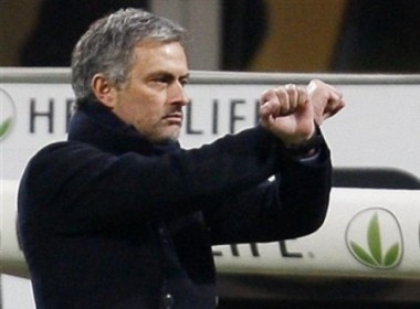 Mourinho bi phat, day Inter vao canh kho hinh anh