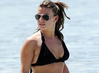 Ba xa Rooney khoe dang chuan tren bai bien hinh anh