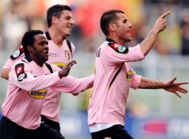 Palermo da vang 'Lao ba' khoi top 4, thanh Milan mung chien thang hinh anh