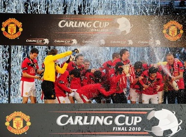 Cau thu MU an mung chuc vo dich Carling Cup hinh anh