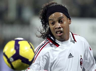 Ronaldinho mat quyen da penalty hinh anh