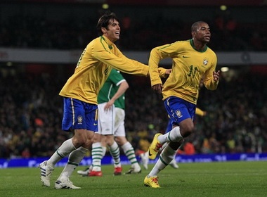 Thang nhe CH Ireland, Brazil thi uy suc manh hinh anh
