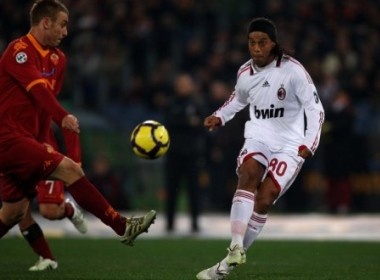 Kim chan nhau, Roma va Milan lo co hoi bam duoi Inter hinh anh